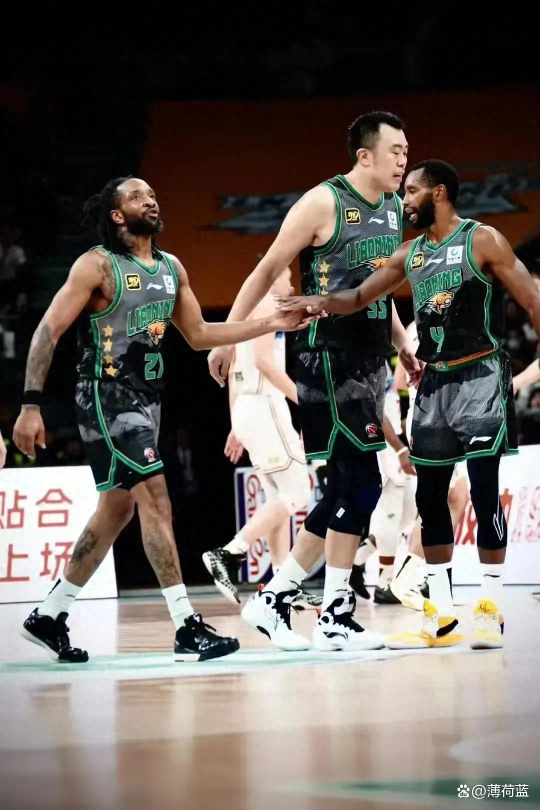 紧张对决！两支球队展开激烈争夺 